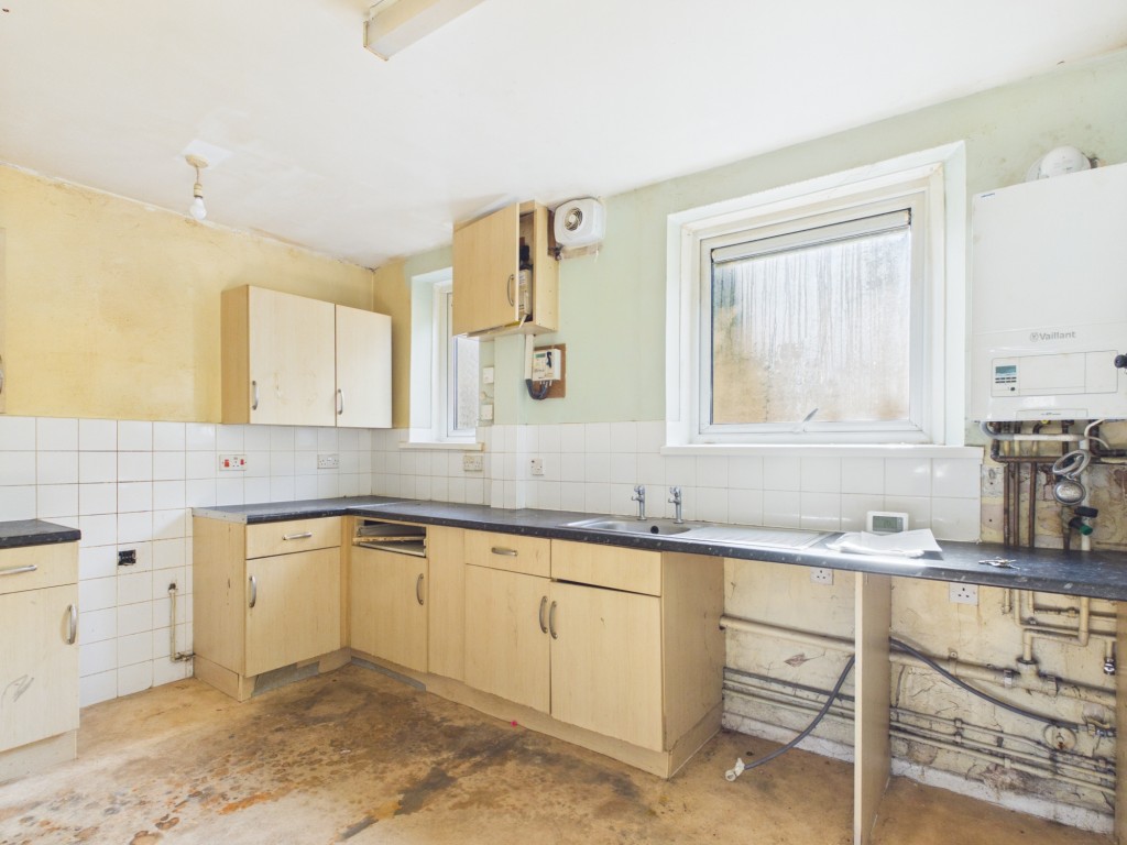 Lot: 144 - LEASEHOLD TWO-BEDROOM GROUND FLOOR FLAT FOR UPDATING IN POPULAR LOCATION - Kitchen dining room